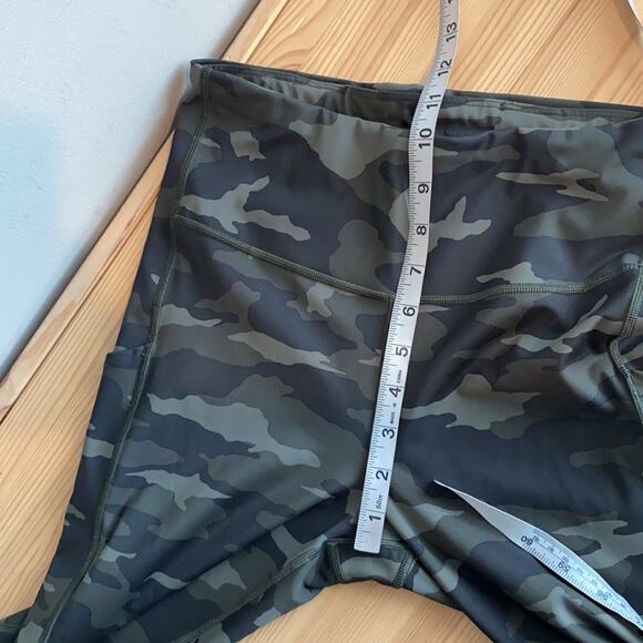 Athleta Ultimate Stash Pocket Camo 7/8 Tight S - Picture 12 of 13